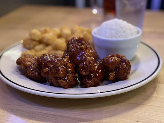 5 Jumbo Battered Wings with 1 Sauces Tator Tots