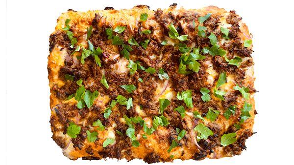 Sweet & tangy bbq sauce, red onion, mozzarella and cheddar cheese, bbq brisket, topped with fresh parsley and hot honey.