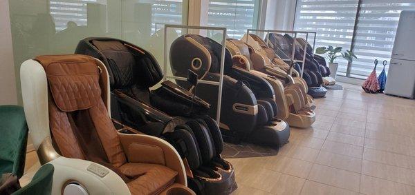 exquisite massage chair store in new york. 
explore and experience a world class selection of the best massage chairs.