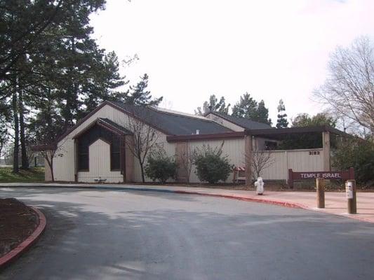 Temple Israel as you approach the parking lot