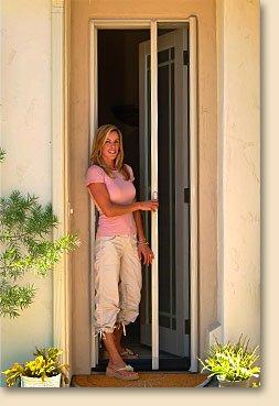 Retractable screen doors