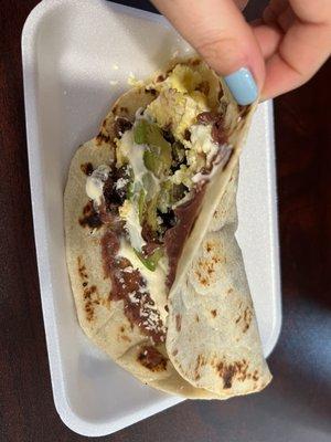 Baleado con todo - frijoles, carne, crema, queso, y aguacate