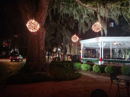 Nice little park right in front of the cafe for a brisk walk with a cup of coffee.