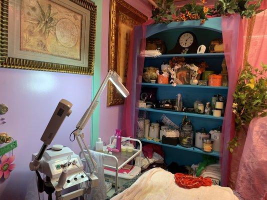 Location where they do the facial and massage. Too much clutter.