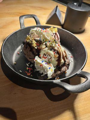 Warm brownie sundae