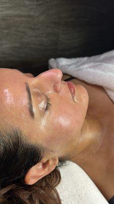 Hydrate with our Signature Hydrafacial