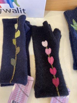 Close up of the cashmere, fingerless gloves.