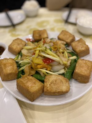 Sliced conch and fried tofu