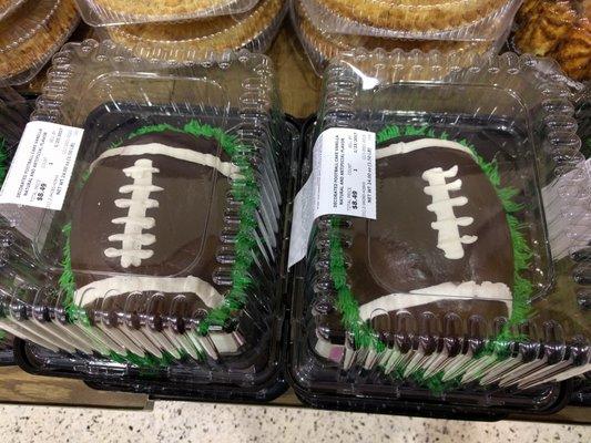 What a fun football cake, great for a Sunday of game watching!