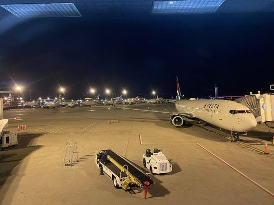 B5 aircraft ready to depart - first flight of the day for that gate