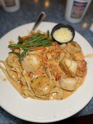 Chef was willing to make my perfect dish: fettuccini with tomato cream sauce, scallops, and garden vegetables. 10/10!