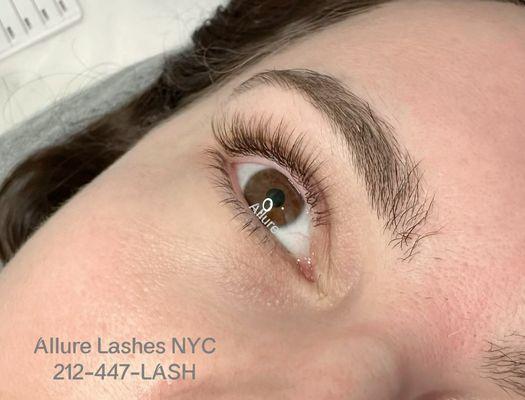 Brown lashes in a hybrid set for full but natural look