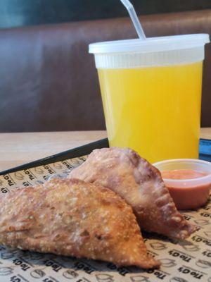 Empanada with mango lemonade