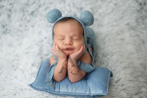 Newborn baby photography with hands on chin