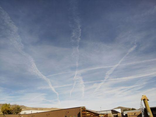 Interesting contrails by the HAMMER POOL!