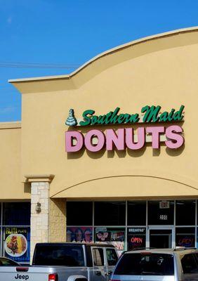 This place's food could be good to eat - but I will never know. The sign is Southern Maid, but this is not a real Southern Maid location.