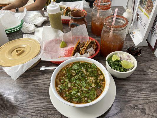 Quesabirrias y birria grande de chivo