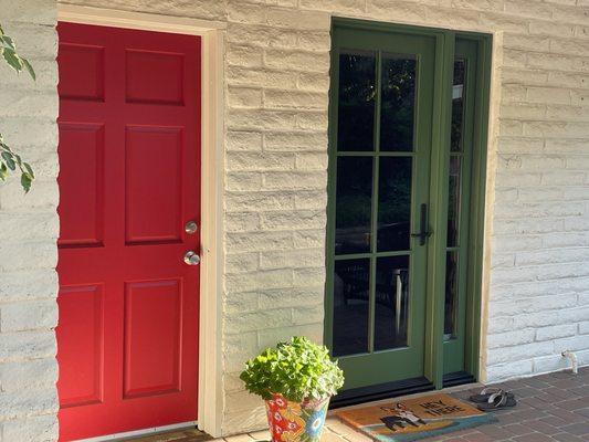 Hinged door installed on the right