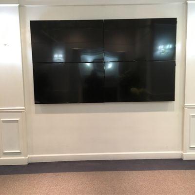 Video wall 4 55" Samsung flatscreens