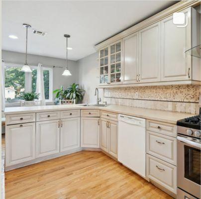 BEAUTIFUL EXPANSIVE KITCHEN