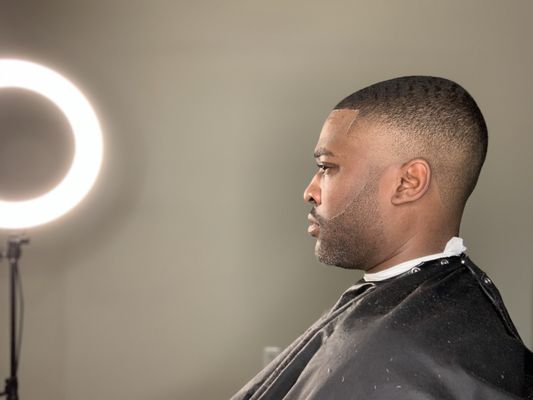 Men's fade with razor finish