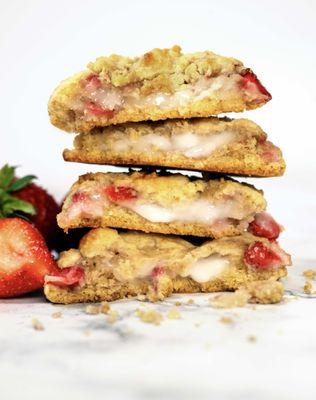 Plant-Based Strawberry Cheesecake-Stuffed Cookies