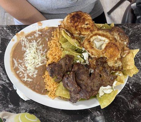 Chilaquiles verdes con carne asada y huevos fritos!