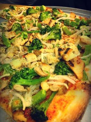 Veggie & Grilled Chicken Diet Pizza.  Healthy and Delicious