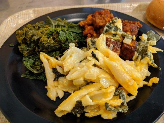 Hot bar: Mac 'n' kale, kale, vegetarian bbq