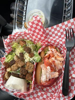 Small lobster roll - maybe 4oz of lobster