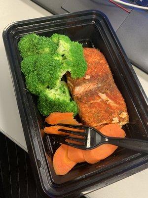 Blackened Salmon with Carrots and Broccoli