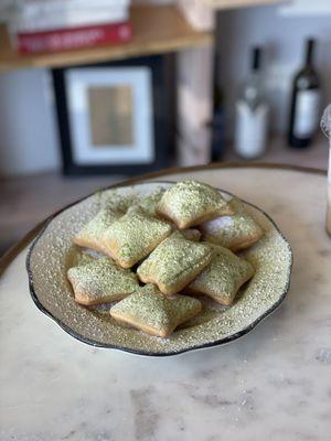 ig: @whatsviveating  |  matcha beignets