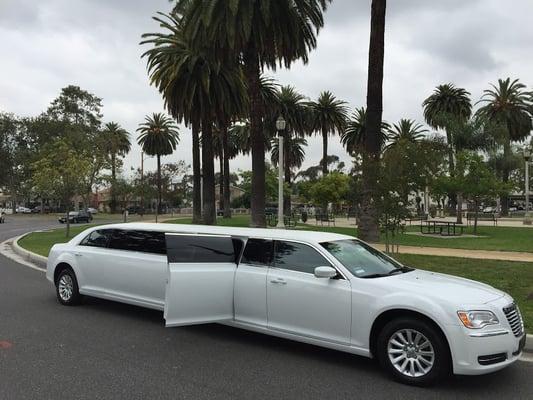 2014 White 10 passenger Chrysler 300 5th door limousine please call or text 747-999-5030 for more info