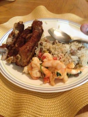 Costillas de cerdo al horno arroz con gandules y camarones al ajillo