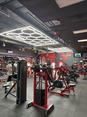 This gym is great! Clean equipment and nice facilities！