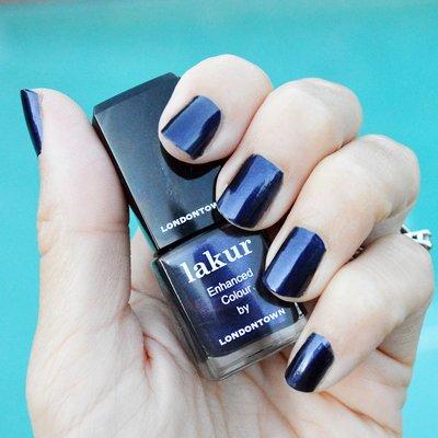 Our quick dry nail polish, Lakur reinforces nail strength and durability, delivering long-lasting, high-shine wear & gel-like wear.