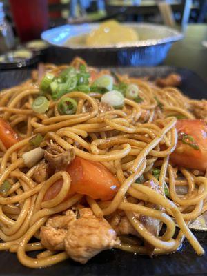 Tallarin saltado de pollo (chicken, onions, tomatoes and noodles)