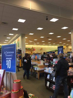 Barnes & Noble Millbury -- Shoppes @ Blackstone Valley : 70 Worcester Providence Tpke, Millbury          Interior