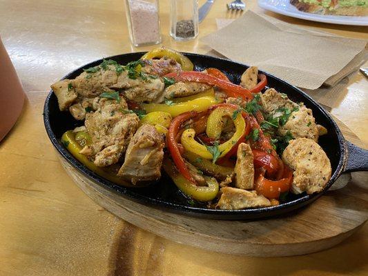 Grilled chicken and pepper fajitas