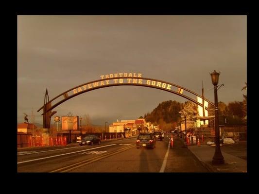 Troutdale Gateway arch