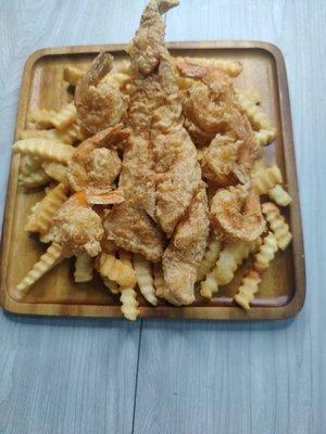 Fish/Shrimp and seasoned fries