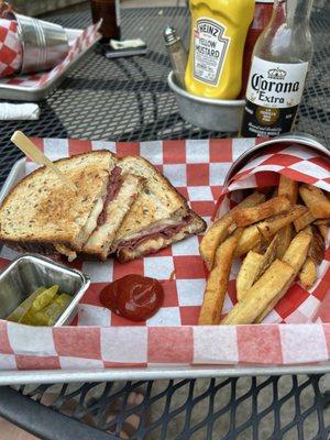 Great Ruben and fries!