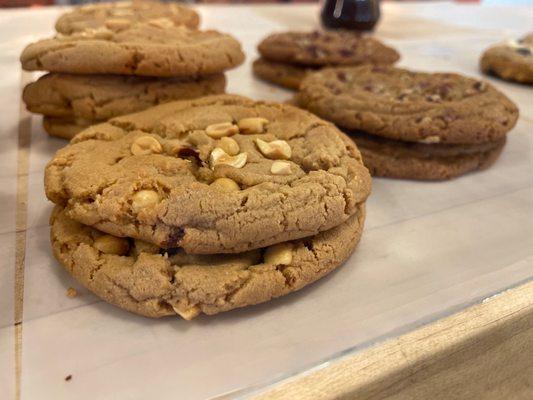 Dab o Butter Cookie: peanut butter base with candied peanuts