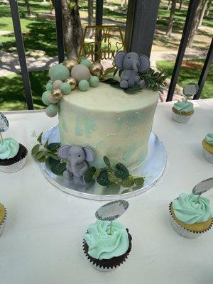 The cake looked so pretty with the course in the background