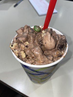 1000/10 flurry : chocolate soft serve with oreos, m&ms, cookie dough, brownie fudge (AMAZING), and cheesecake