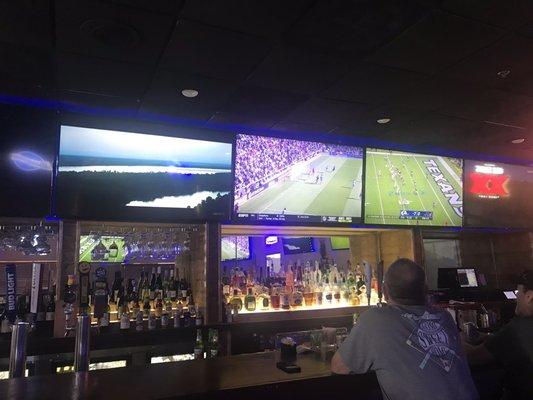 Full bar and Sunday football!