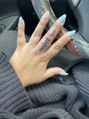 Walk-in finger tattoo done by Isaac