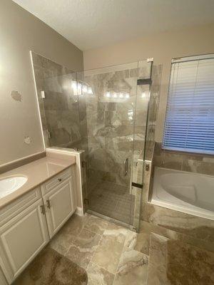 Frameless showers