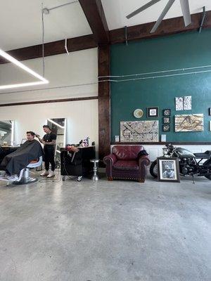 Sitting area and Boobi cutting hair