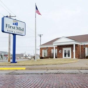 First Mid Bank & Trust Taylorville Banking Center Exterior Photo